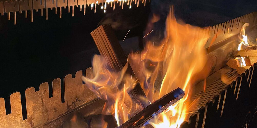 Füürkanal – Der Spiessligrill wird angefeuert und das Holz hat Feuer gefangen