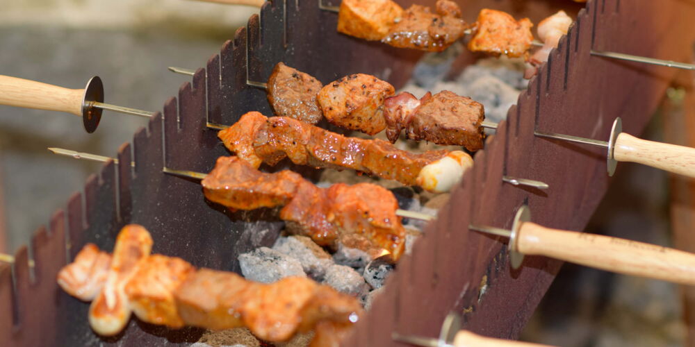 Füürkanal, perfekt grillieren mit unserem Spiessligrill & Grillkanal mit Fleischspiesse