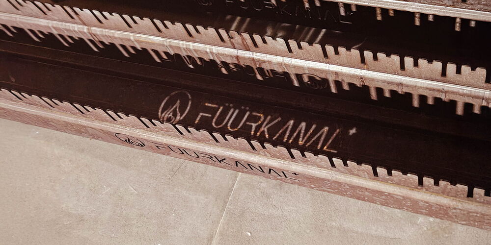 Füürkanal – Das Licht spiegelt das Logo des Füürkanals